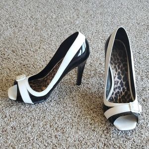 Open toe black and white shoes